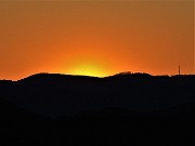 70 Il sole tramonta in Linzone (visibili la croce a sx e i pennoni dei ripetitori a dx